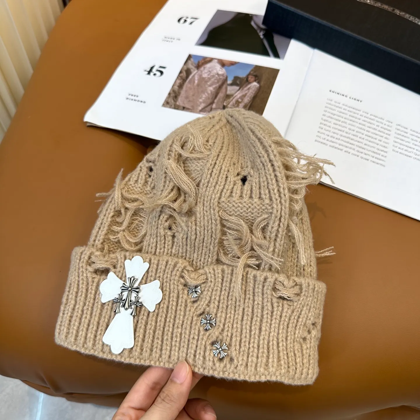 P60 🤍Chrome hearts new autumn and winter cross knitted hat🧶 One of the must-have hats in autumn and winter~ It really looks good on whoever wears it~, it is also a perfect match in black and white and gray in autumn~